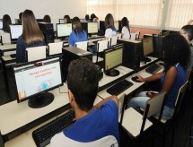 Senado aprova texto que obriga governo a instalar internet em todas as escolas públicas até 2024