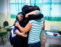 Em meio à pandemia de covid, estudantes não dispensam abraço de 'boa sorte' no 1º dia de Fuvest