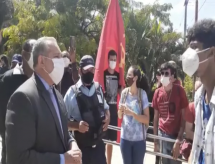 Estudantes da UFPB fazem protesto e pedem volta às aulas presenciais com exigência do 'passaporte da vacina'