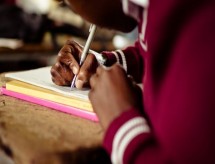 Ensino remoto na pandemia: os alunos ainda sem internet ou celular após um ano de aulas à distância