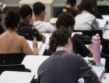 Cursos de finanças ajudam universitários a evitar endividamento; conheça