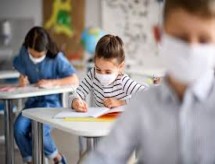 Mesmo com nova onda de Covid-19, países mantêm escolas abertas para minimizar impacto da pandemia na educação