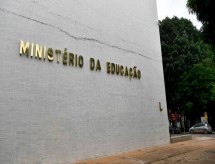 MEC dá posse a reitores de universidade e institutos federais