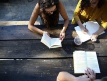 56% dos jovens adiaram a graduação com a suspensão do auxílio emergencial