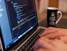 Jovens podem fazer cursos online e gratuitos de programação