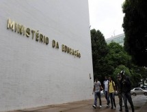 MEC pede a universidades federais para 'prevenir e punir atos político-partidários'