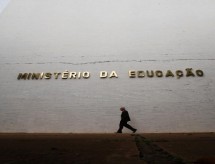 Deputados apontam irregularidades em compras de R$ 7,3 mi ligadas ao MEC