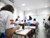 Conselho Nacional de Educação aprova juntar anos letivos de 2020 e 2021 e ensino remoto até fim do ano que vem