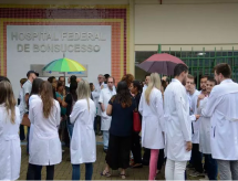 Fies: alunos de medicina reclamam de aumento abusivo nas mensalidades
