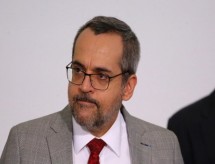 A exemplo da Saúde, Bolsonaro deve nomear ministro interino na Educação