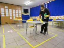 Ao menos 3 estados já preveem vacinar professores entre abril e fim de maio
