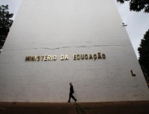 Congresso aprova proposta que retira R$ 1,4 bi da educação e libera recursos para obras