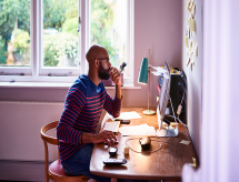Estudo aponta que 76% dos trabalhadores em home office completaram o ensino superior