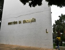MEC recua e suspende ofício que barrava atos políticos em universidades